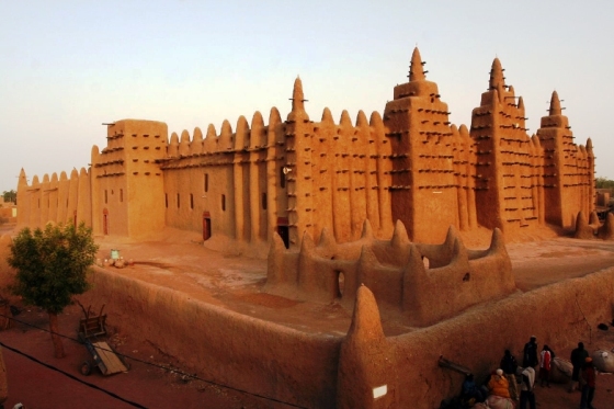 mesquita de Djenné, no Mali, construída por volta de 1200. O maior edifício em adobe do mundo. Fonte: http://www.madaniwallpaper.com/
