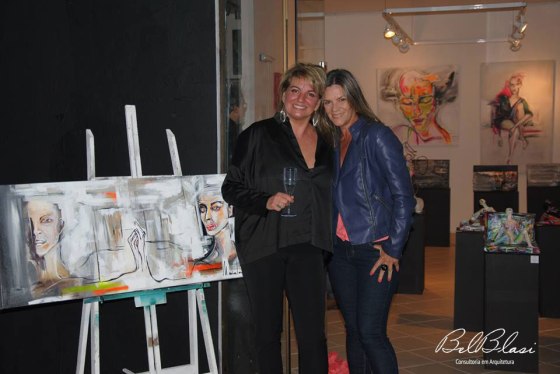 Na entrada da Galeria Cor com a artista plástica Marinela Goulart.