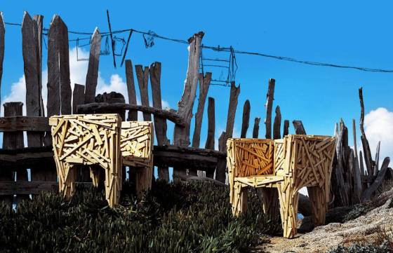 Cadeira favela (1991) toda confeccionada com a reutilização de sarrafos.