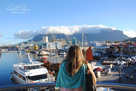 Waterfront com a Table Mountain ao fundo. Table Mountain com a table cloth (nuvens que a cobrem)